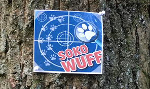 HP Nicole Minke . Aktuelles: Hinweisschild SOKO WUFF hängt an einem Baum
